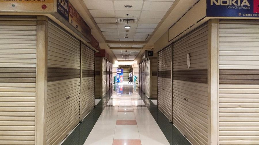 Suasana lorong kios-kios kosong tanpa pemilik di Mall Central Business District (CBD) Ciledug, kota Tangerang, Selasa (31/1/2023).  (CNBC Indonesia/Tri Susilo)
