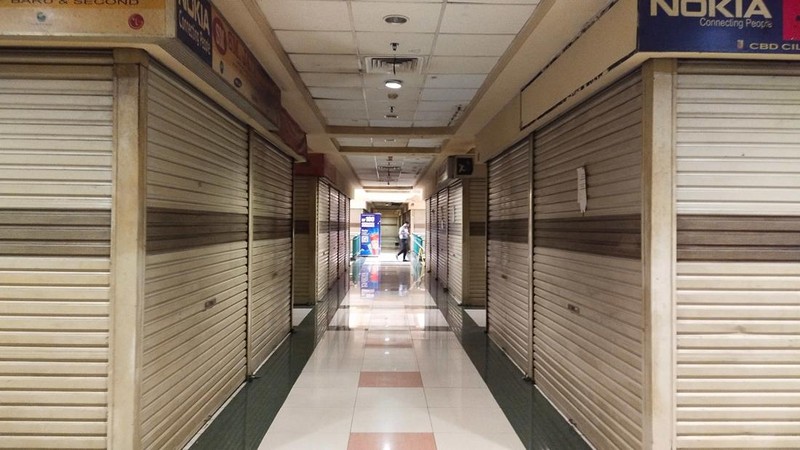 Suasana lorong kios-kios kosong tanpa pemilik di Mall Central Business District (CBD) Ciledug, kota Tangerang, Selasa (31/1/2023).  (CNBC Indonesia/Tri Susilo)