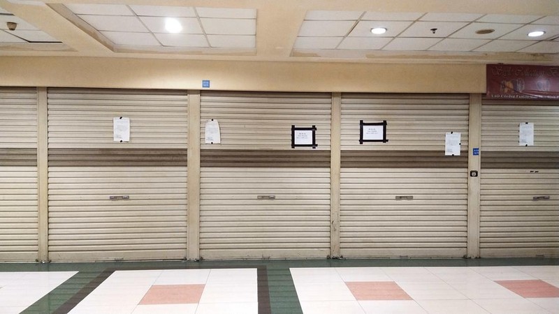 Suasana lorong kios-kios kosong tanpa pemilik di Mall Central Business District (CBD) Ciledug, kota Tangerang, Selasa (31/1/2023).  (CNBC Indonesia/Tri Susilo)