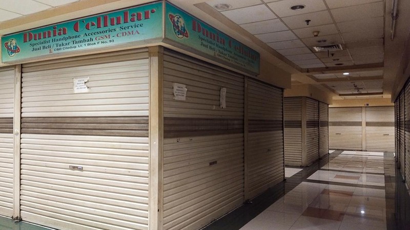 Suasana lorong kios-kios kosong tanpa pemilik di Mall Central Business District (CBD) Ciledug, kota Tangerang, Selasa (31/1/2023).  (CNBC Indonesia/Tri Susilo)