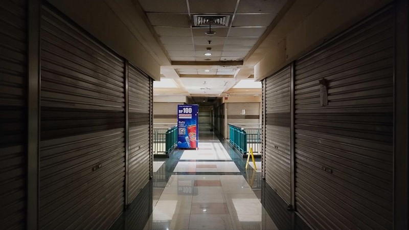 Suasana lorong kios-kios kosong tanpa pemilik di Mall Central Business District (CBD) Ciledug, kota Tangerang, Selasa (31/1/2023).  (CNBC Indonesia/Tri Susilo)