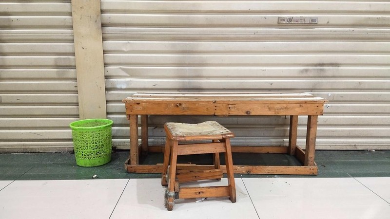 Suasana lorong kios-kios kosong tanpa pemilik di Mall Central Business District (CBD) Ciledug, kota Tangerang, Selasa (31/1/2023).  (CNBC Indonesia/Tri Susilo)