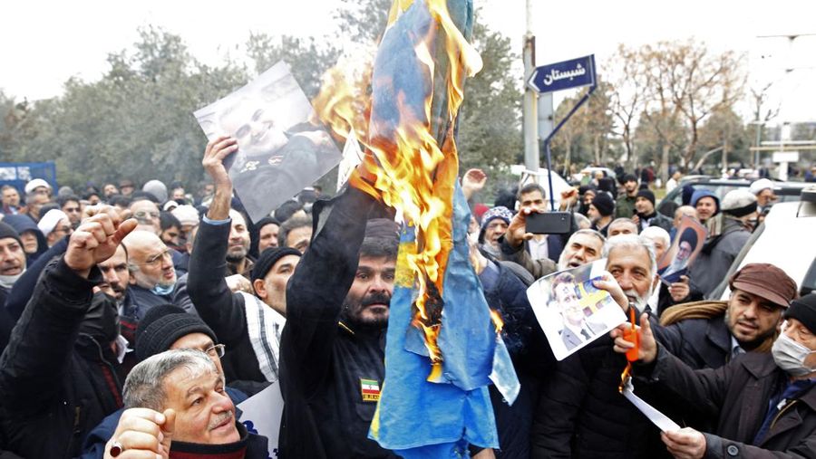 Warga Iran membakar bendera Swedia selama protes di Teheran pada 27 Januari 2023 menentang pembakaran Alquran di Stockholm. - Politisi sayap kanan Swedia-Denmark Rasmus Paludan membakar salinan kitab suci umat Islam di depan kedutaan Turki di ibukota Swedia. Banyak negara Muslim mengatakan mereka marah dengan pembakaran Alquran, yang dikecam oleh Perdana Menteri Swedia Ulf Kristersson sebagai