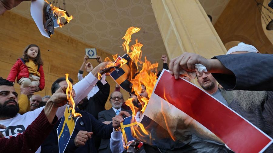 Warga Lebanon membakar bendera Swedia selama protes di luar Masjid Mohammed al-Amin di Beirut pada 27 Januari 2023 menentang pembakaran Alquran di Stockholm. - Politisi sayap kanan Swedia-Denmark Rasmus Paludan membakar salinan kitab suci umat Islam di depan kedutaan Turki di ibukota Swedia. Banyak negara Muslim mengatakan mereka marah dengan pembakaran Alquran, yang dikecam oleh Perdana Menteri Swedia Ulf Kristersson sebagai 