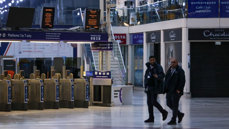 A commuter passes a closed entrance to London Victoria railway station during joint strike action by train drivers, teachers, university staff and civil servants, in London, UK, on Wednesday, Feb. 1, 2023. The day of coordinated industrial action is expected to be Britains most severe day of strikes for over a decade, piling pressure on Prime Minister Rishi Sunaks Conservative administration to resolve disputes with public sector workers by making more generous offers on pay. Photographer: Chris Ratcliffe/Bloomberg via Getty Images