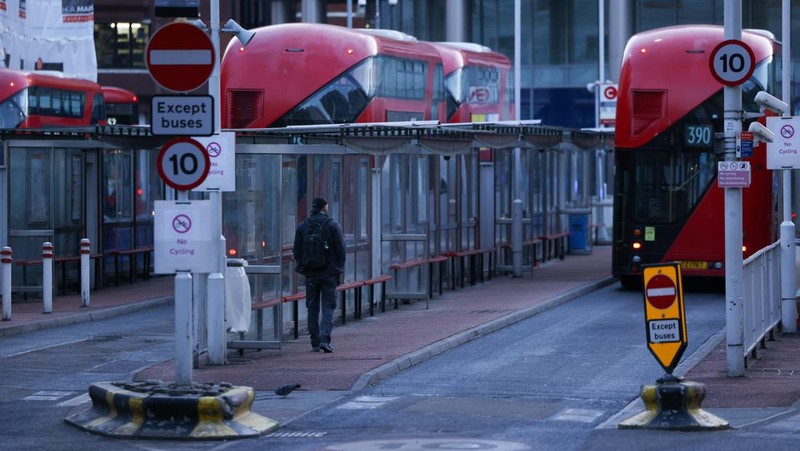 A commuter passes a closed entrance to London Victoria railway station during joint strike action by train drivers, teachers, university staff and civil servants, in London, UK, on Wednesday, Feb. 1, 2023. The day of coordinated industrial action is expected to be Britains most severe day of strikes for over a decade, piling pressure on Prime Minister Rishi Sunaks Conservative administration to resolve disputes with public sector workers by making more generous offers on pay. Photographer: Chris Ratcliffe/Bloomberg via Getty Images