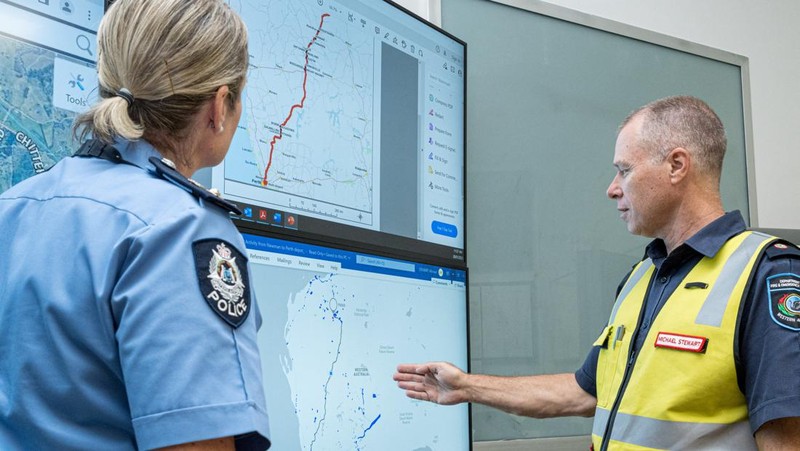 Gambar selebaran menunjukkan kru Departemen Pemadam Kebakaran dan Layanan Darurat mencari kapsul radioaktif dari tambang Rio Tinto setelah menghilang dalam perjalanan 1400 km melintasi pedalaman, di Australia dalam gambar ini diperoleh pada 28 Januari 2023. (AAP Image/Department Of Fire And Emergency Services/Handout via REUTERS)