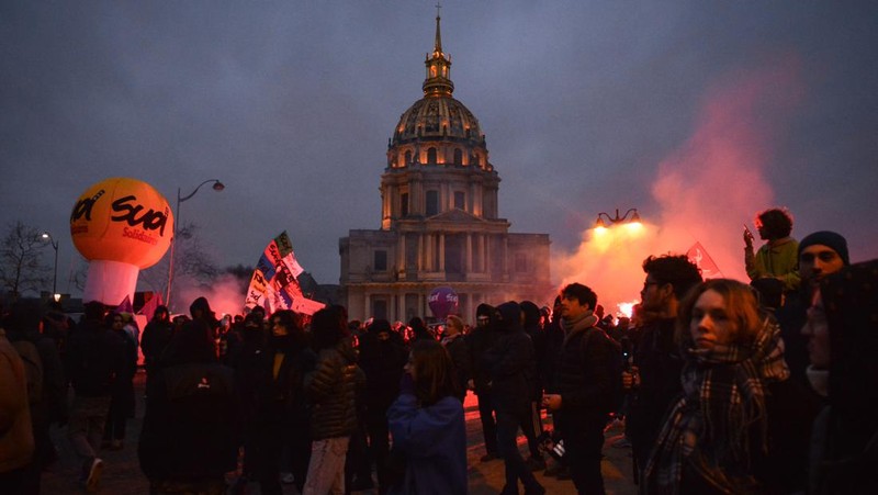 Para pengunjuk rasa bentrok dengan polisi di Place Vauban pada rapat umum pada hari kedua pemogokan nasional dan protes atas usulan reformasi pensiun pemerintah, di Paris pada 31 Januari 2023. - Prancis bersiap menghadapi pemblokiran transportasi besar, dengan pemogokan massal dan protes ditetapkan menghantam negara itu untuk kedua kalinya dalam sebulan sebagai keberatan atas peningkatan usia pensiun yang direncanakan dari 62 menjadi 64. Pada 19 Januari, sekitar 1,1 juta menyuarakan penentangan mereka terhadap perubahan yang diusulkan -- protes terbesar sejak terakhir putaran besar reformasi pensiun pada tahun 2010. (JULIEN DE ROSA/AFP via Getty Images)