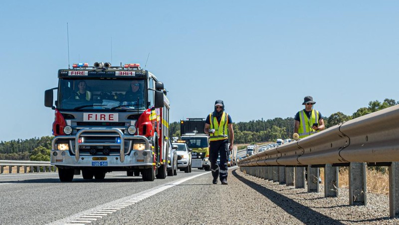Gambar selebaran menunjukkan kru Departemen Pemadam Kebakaran dan Layanan Darurat mencari kapsul radioaktif dari tambang Rio Tinto setelah menghilang dalam perjalanan 1400 km melintasi pedalaman, di Australia dalam gambar ini diperoleh pada 28 Januari 2023. (AAP Image/Department Of Fire And Emergency Services/Handout via REUTERS)