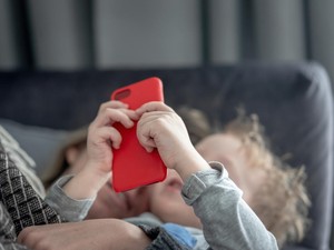 Waspada! Screen Time Berlebih di Akhir Pekan Bisa Picu Penyakit