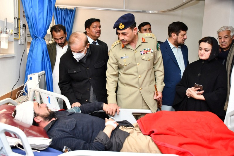Pemandangan kerusakan akibat bom bunuh diri pada Senin di sebuah masjid di Peshawar, Pakistan, Selasa, 31 Januari 2023. Korban tewas akibat bom bunuh diri di sebuah masjid di dalam markas polisi di kota Peshawar di barat laut Pakistan telah meningkat menjadi 100 orang, dengan polisi mengumumkan selesainya operasi penyelamatan yang intens. (Hussain Ali/Anadolu Agency via Getty Images)