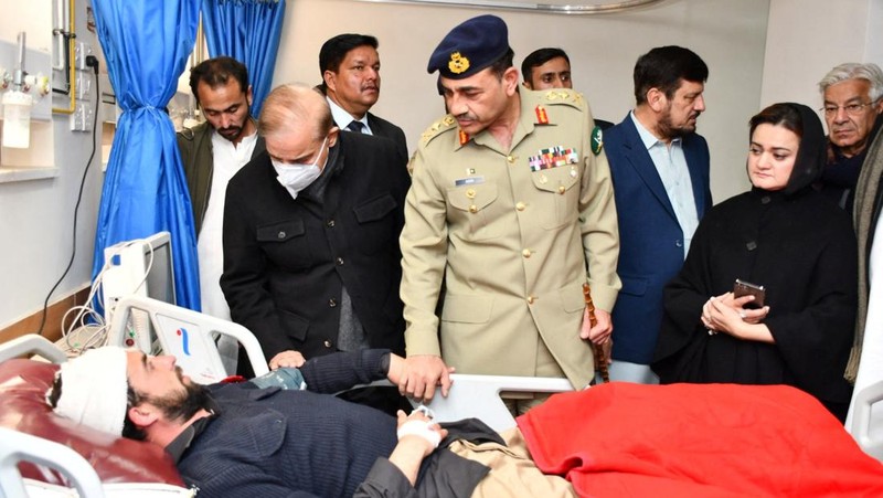 Pemandangan kerusakan akibat bom bunuh diri pada Senin di sebuah masjid di Peshawar, Pakistan, Selasa, 31 Januari 2023. Korban tewas akibat bom bunuh diri di sebuah masjid di dalam markas polisi di kota Peshawar di barat laut Pakistan telah meningkat menjadi 100 orang, dengan polisi mengumumkan selesainya operasi penyelamatan yang intens. (Hussain Ali/Anadolu Agency via Getty Images)