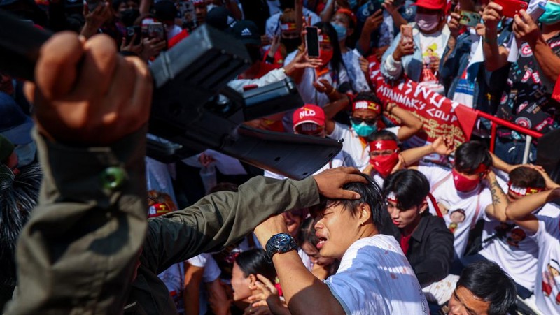 Protesters perform during a demonstration to mark the second anniversary of Myanmar's 2021 military coup, outside the Embassy of Myanmar in Bangkok, Thailand, February 1, 2023. REUTERS/Athit Perawongmetha
