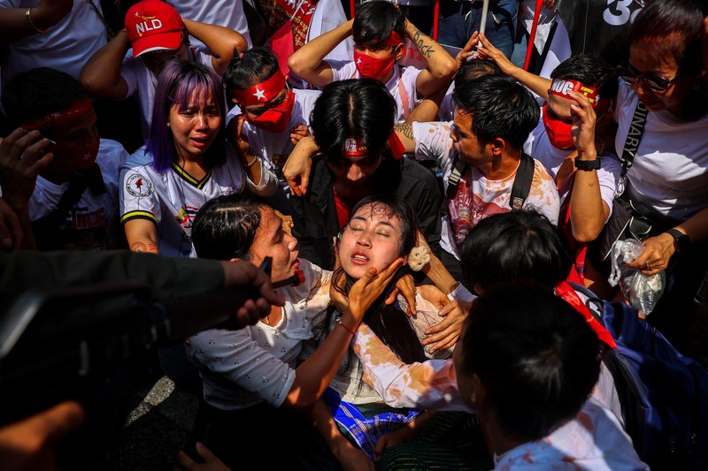 MYANMAR-POLITICS/COUP-THAILAND Protesters perform during a demonstration to mark the second anniversary of Myanmar's 2021 military coup, outside the Embassy of Myanmar in Bangkok, Thailand, February 1, 2023. REUTERS/Athit Perawongmetha