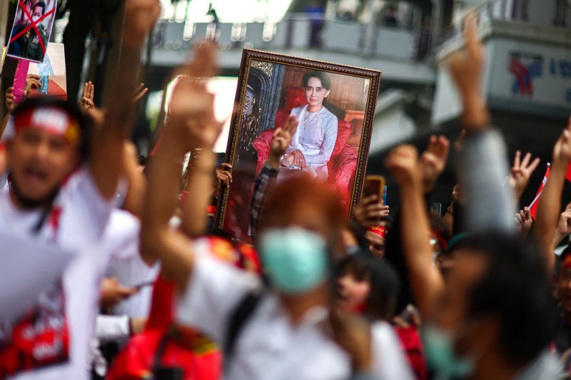 MYANMAR-POLITICS/COUP-THAILAND Protesters perform during a demonstration to mark the second anniversary of Myanmar's 2021 military coup, outside the Embassy of Myanmar in Bangkok, Thailand, February 1, 2023. REUTERS/Athit Perawongmetha