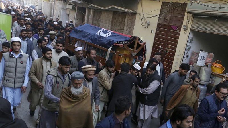 Pemandangan kerusakan akibat bom bunuh diri pada Senin di sebuah masjid di Peshawar, Pakistan, Selasa, 31 Januari 2023. Korban tewas akibat bom bunuh diri di sebuah masjid di dalam markas polisi di kota Peshawar di barat laut Pakistan telah meningkat menjadi 100 orang, dengan polisi mengumumkan selesainya operasi penyelamatan yang intens. (Hussain Ali/Anadolu Agency via Getty Images)
