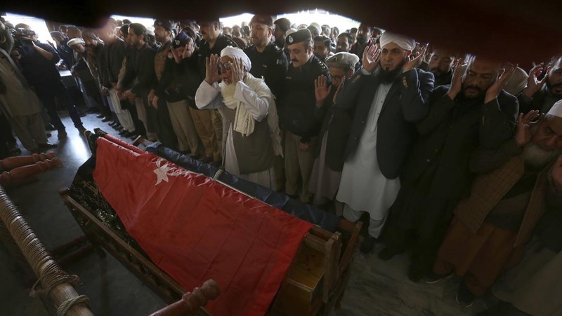 Pemandangan kerusakan akibat bom bunuh diri pada Senin di sebuah masjid di Peshawar, Pakistan, Selasa, 31 Januari 2023. Korban tewas akibat bom bunuh diri di sebuah masjid di dalam markas polisi di kota Peshawar di barat laut Pakistan telah meningkat menjadi 100 orang, dengan polisi mengumumkan selesainya operasi penyelamatan yang intens. (Hussain Ali/Anadolu Agency via Getty Images)