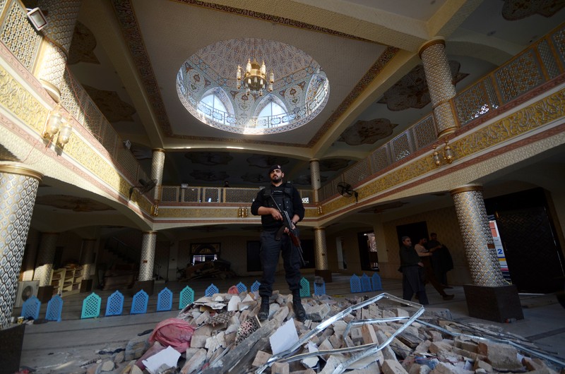 Pemandangan kerusakan akibat bom bunuh diri pada Senin di sebuah masjid di Peshawar, Pakistan, Selasa, 31 Januari 2023. Korban tewas akibat bom bunuh diri di sebuah masjid di dalam markas polisi di kota Peshawar di barat laut Pakistan telah meningkat menjadi 100 orang, dengan polisi mengumumkan selesainya operasi penyelamatan yang intens. (Hussain Ali/Anadolu Agency via Getty Images)