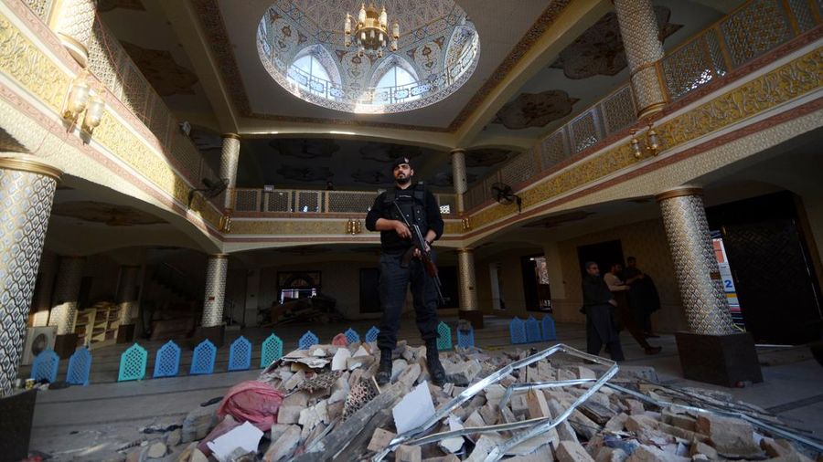 Pemandangan kerusakan akibat bom bunuh diri pada Senin di sebuah masjid di Peshawar, Pakistan, Selasa, 31 Januari 2023. Korban tewas akibat bom bunuh diri di sebuah masjid di dalam markas polisi di kota Peshawar di barat laut Pakistan telah meningkat menjadi 100 orang, dengan polisi mengumumkan selesainya operasi penyelamatan yang intens. (Hussain Ali/Anadolu Agency via Getty Images)