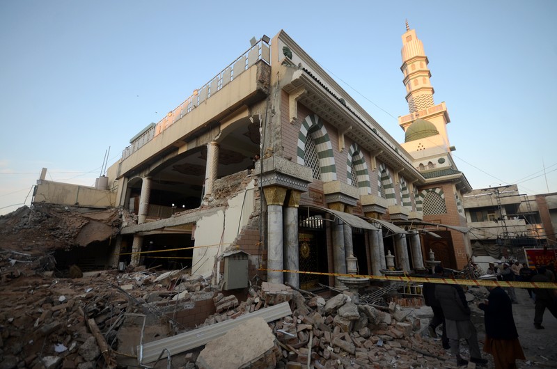 Pemandangan kerusakan akibat bom bunuh diri pada Senin di sebuah masjid di Peshawar, Pakistan, Selasa, 31 Januari 2023. Pemandangan kerusakan akibat bom bunuh diri pada Senin di sebuah masjid di Peshawar, Pakistan, Selasa, 31 Januari 2023. Korban tewas akibat bom bunuh diri di sebuah masjid di dalam markas polisi di kota Peshawar di barat laut Pakistan telah meningkat menjadi 100 orang, dengan polisi mengumumkan selesainya operasi penyelamatan yang intens. (Hussain Ali/Anadolu Agency via Getty Images)