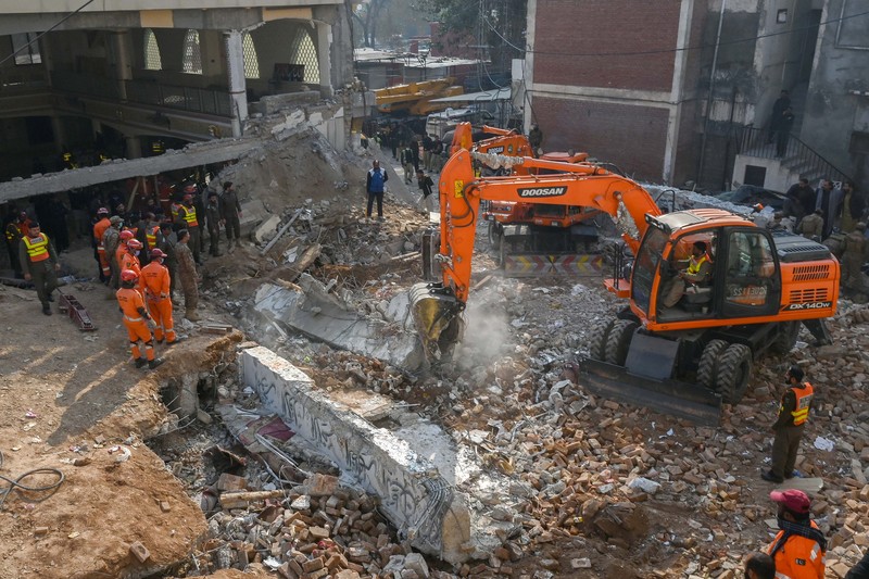 Pemandangan kerusakan akibat bom bunuh diri pada Senin di sebuah masjid di Peshawar, Pakistan, Selasa, 31 Januari 2023. Korban tewas akibat bom bunuh diri di sebuah masjid di dalam markas polisi di kota Peshawar di barat laut Pakistan telah meningkat menjadi 100 orang, dengan polisi mengumumkan selesainya operasi penyelamatan yang intens. (Hussain Ali/Anadolu Agency via Getty Images)
