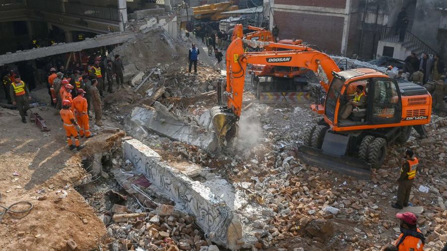 Pemandangan kerusakan akibat bom bunuh diri pada Senin di sebuah masjid di Peshawar, Pakistan, Selasa, 31 Januari 2023. Korban tewas akibat bom bunuh diri di sebuah masjid di dalam markas polisi di kota Peshawar di barat laut Pakistan telah meningkat menjadi 100 orang, dengan polisi mengumumkan selesainya operasi penyelamatan yang intens. (Hussain Ali/Anadolu Agency via Getty Images)