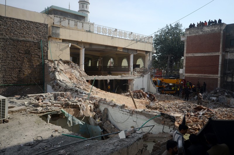 Pemandangan kerusakan akibat bom bunuh diri pada Senin di sebuah masjid di Peshawar, Pakistan, Selasa, 31 Januari 2023. Pemandangan kerusakan akibat bom bunuh diri pada Senin di sebuah masjid di Peshawar, Pakistan, Selasa, 31 Januari 2023. Korban tewas akibat bom bunuh diri di sebuah masjid di dalam markas polisi di kota Peshawar di barat laut Pakistan telah meningkat menjadi 100 orang, dengan polisi mengumumkan selesainya operasi penyelamatan yang intens. (Hussain Ali/Anadolu Agency via Getty Images)