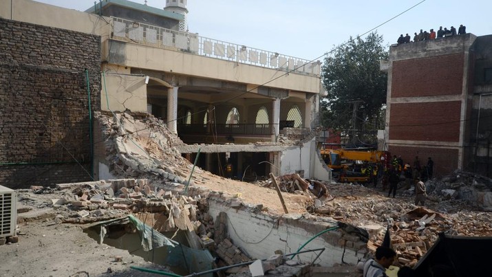 Petugas penyelamat melakukan operasi pencarian dan penyelamatan dari puing-puing masjid yang rusak sehari setelah ledakan di dalam markas polisi di Peshawar pada 31 Januari 2023. Petugas penyelamat melakukan operasi pencarian dan penyelamatan dari puing-puing masjid yang rusak sehari setelah ledakan di dalam markas polisi di Peshawar pada 31 Januari 2023. telah meningkat menjadi 95, dengan polisi mengumumkan penyelesaian operasi penyelamatan yang intens. (Hussain Ali/Anadolu Agency via Getty Images)
