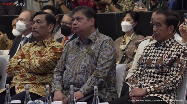 Presiden Joko Widodo berserta sejumlah menteri menghadiri acara Mandiri Investment Forum, 1 Februari 2023. (Tangkapan Layar Youtube Sekretariat Presiden)