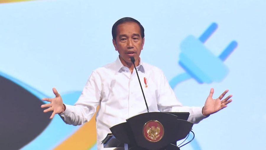 Presiden Joko Widodo memberikan sambutan pada acara Peringatan Hari Ulang Tahun Ke-8 dan Kopi Darat Nasional Partai Solidaritas Indonesia (PSI) yang digelar di Djakarta Theater, Jakarta, Selasa (31/01/2023) malam. (Twitter @setkabgoid)