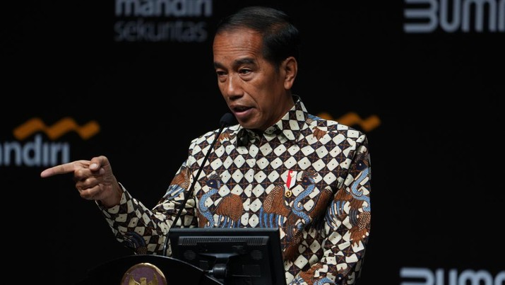 Presiden RI Joko Widodo (Jokowi) di acara Mandiri Investment Forum 2023, Rabu 1/2/2023. (Bloomberg via Getty Images/Bloomberg) Presiden RI Joko Widodo (Jokowi) di acara Mandiri Investment Forum 2023, Rabu 1/2/2023. (Bloomberg via Getty Images/Dimas Ardian/Bloomberg via Getty Images)
