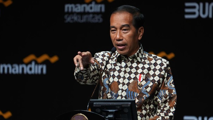 Presiden RI Joko Widodo (Jokowi) di acara Mandiri Investment Forum 2023, Rabu 1/2/2023. (Bloomberg via Getty Images/Bloomberg) Presiden RI Joko Widodo (Jokowi) di acara Mandiri Investment Forum 2023, Rabu 1/2/2023. (Bloomberg via Getty Images/Dimas Ardian/Bloomberg via Getty Images)
