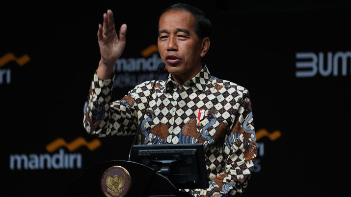 Presiden RI Joko Widodo (Jokowi) di acara Mandiri Investment Forum 2023, Rabu 1/2/2023. (Bloomberg via Getty Images/Bloomberg) Presiden RI Joko Widodo (Jokowi) di acara Mandiri Investment Forum 2023, Rabu 1/2/2023. (Bloomberg via Getty Images/Dimas Ardian/Bloomberg via Getty Images)