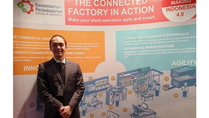 Rezananta F. Pietruschka WanaArtha Life berfoto di acara Indonesia Pavilion dengan latar belakang Kementerian Perindustrian dalam rangkaian World Economic Forum Annual Meeting 2019. Rezananta F. Pietruschka WanaArtha Life berfoto di acara Indonesia Pavilion dengan latar belakang Kementerian Perindustrian dalam rangkaian World Economic Forum Annual Meeting 2019. (Dok. File - Facebook WanaArtha Life Indonesia)