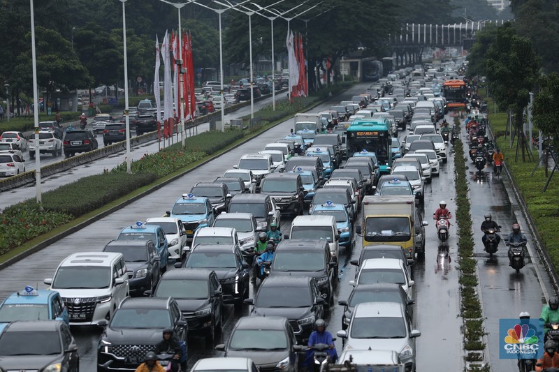 Sejumlah kendaraan terjebak kemacetan di sejumlah wilayah di Jakarta, Rabu (1/1/2023). Sebagian wilayah Jakarta diguyur hujan pagi ini. Sejumlah titik kemacetan mulai terlihati saat jam sibuk.(CNBC Indonesia/Tri Susilo)
