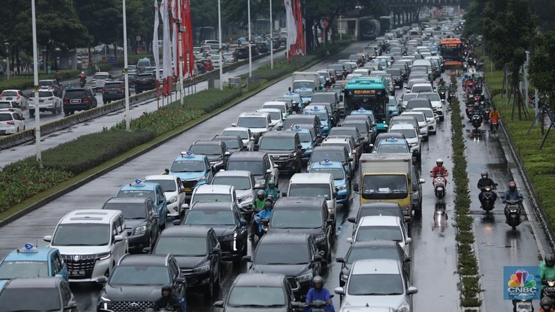 Sejumlah kendaraan terjebak kemacetan di sejumlah wilayah di Jakarta, Rabu (1/1/2023). Sebagian wilayah Jakarta diguyur hujan pagi ini. Sejumlah titik kemacetan mulai terlihati saat jam sibuk.(CNBC Indonesia/Tri Susilo)