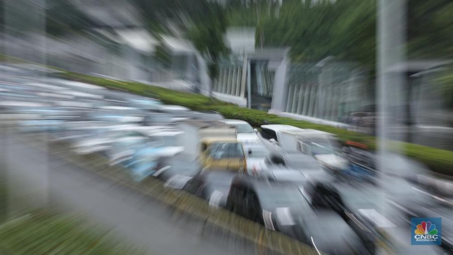 Sejumlah kendaraan terjebak kemacetan di sejumlah wilayah di Jakarta, Rabu (1/1/2023). Sebagian wilayah Jakarta diguyur hujan pagi ini. Sejumlah titik kemacetan mulai terlihati saat jam sibuk.(CNBC Indonesia/Tri Susilo)