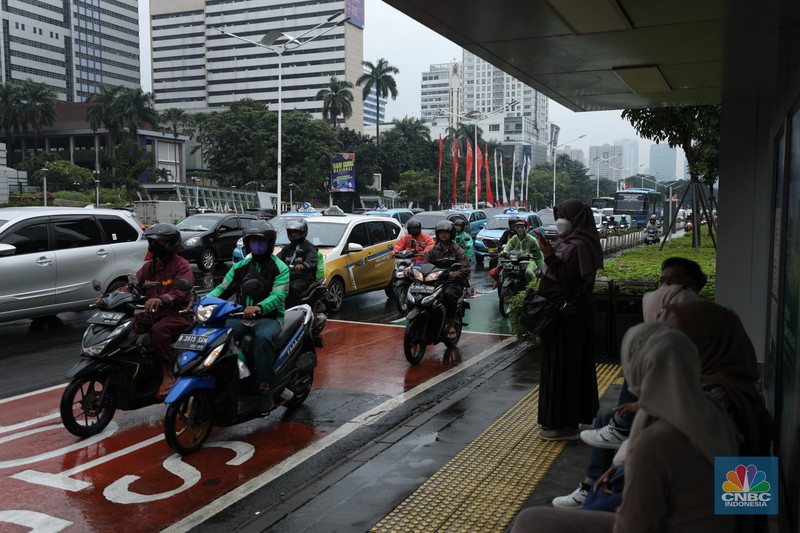 Sejumlah kendaraan terjebak kemacetan di sejumlah wilayah di Jakarta, Rabu (1/1/2023). Sebagian wilayah Jakarta diguyur hujan pagi ini. Sejumlah titik kemacetan mulai terlihati saat jam sibuk.(CNBC Indonesia/Tri Susilo)