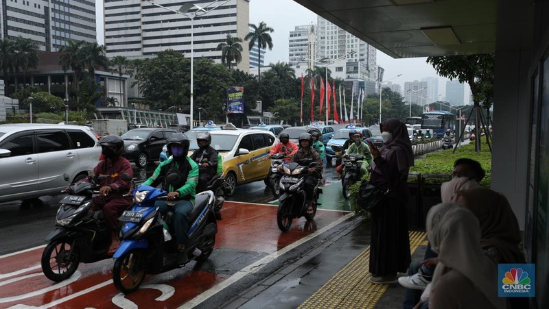Sejumlah kendaraan terjebak kemacetan di sejumlah wilayah di Jakarta, Rabu (1/1/2023). Sebagian wilayah Jakarta diguyur hujan pagi ini. Sejumlah titik kemacetan mulai terlihati saat jam sibuk.(CNBC Indonesia/Tri Susilo)