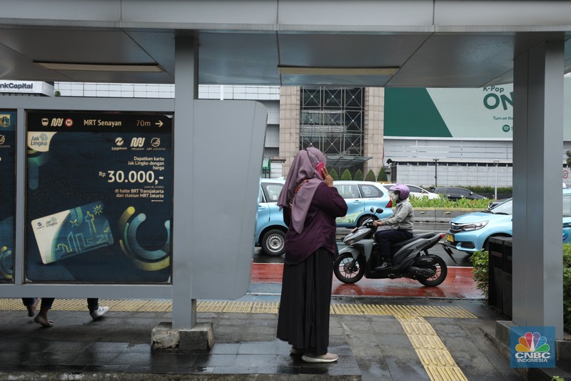 Sejumlah kendaraan terjebak kemacetan di sejumlah wilayah di Jakarta, Rabu (1/1/2023). Sebagian wilayah Jakarta diguyur hujan pagi ini. Sejumlah titik kemacetan mulai terlihati saat jam sibuk.(CNBC Indonesia/Tri Susilo)