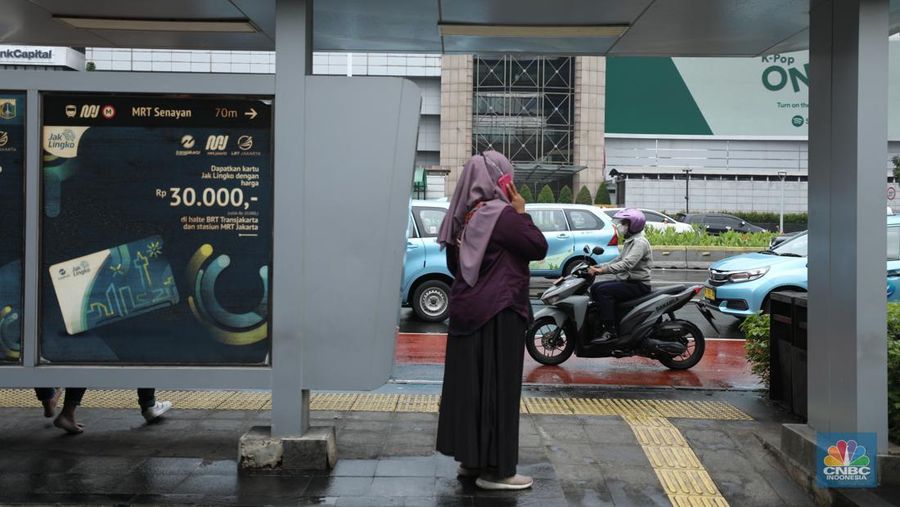 Sejumlah kendaraan terjebak kemacetan di sejumlah wilayah di Jakarta, Rabu (1/1/2023). Sebagian wilayah Jakarta diguyur hujan pagi ini. Sejumlah titik kemacetan mulai terlihati saat jam sibuk.(CNBC Indonesia/Tri Susilo)