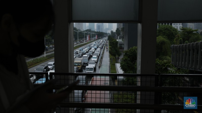 Sejumlah kendaraan terjebak kemacetan di sejumlah wilayah di Jakarta, Rabu (1/1/2023). Sebagian wilayah Jakarta diguyur hujan pagi ini. Sejumlah titik kemacetan mulai terlihati saat jam sibuk.(CNBC Indonesia/Tri Susilo)