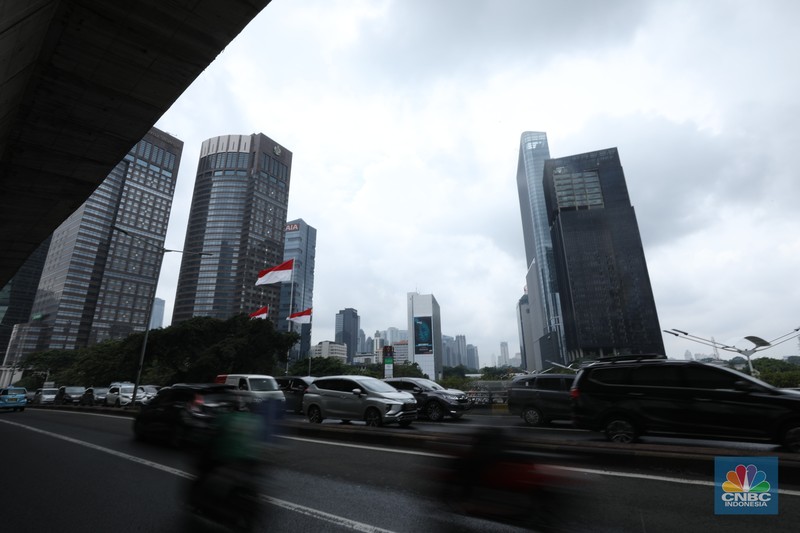 Sejumlah kendaraan terjebak kemacetan di sejumlah wilayah di Jakarta, Rabu (1/1/2023). Sebagian wilayah Jakarta diguyur hujan pagi ini. Sejumlah titik kemacetan mulai terlihati saat jam sibuk.(CNBC Indonesia/Tri Susilo)