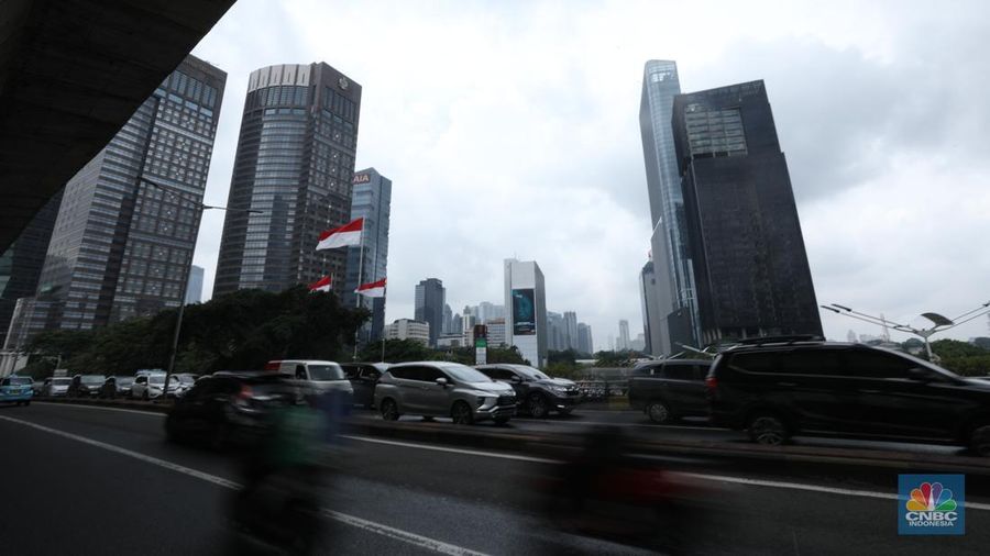Sejumlah kendaraan terjebak kemacetan di sejumlah wilayah di Jakarta, Rabu (1/1/2023). Sebagian wilayah Jakarta diguyur hujan pagi ini. Sejumlah titik kemacetan mulai terlihati saat jam sibuk.(CNBC Indonesia/Tri Susilo)