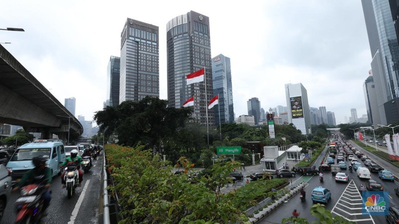 Sejumlah kendaraan terjebak kemacetan di sejumlah wilayah di Jakarta, Rabu (1/1/2023). Sebagian wilayah Jakarta diguyur hujan pagi ini. Sejumlah titik kemacetan mulai terlihati saat jam sibuk.(CNBC Indonesia/Tri Susilo)