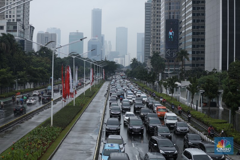 Sejumlah kendaraan terjebak kemacetan di sejumlah wilayah di Jakarta, Rabu (1/1/2023). Sebagian wilayah Jakarta diguyur hujan pagi ini. Sejumlah titik kemacetan mulai terlihati saat jam sibuk.(CNBC Indonesia/Tri Susilo)