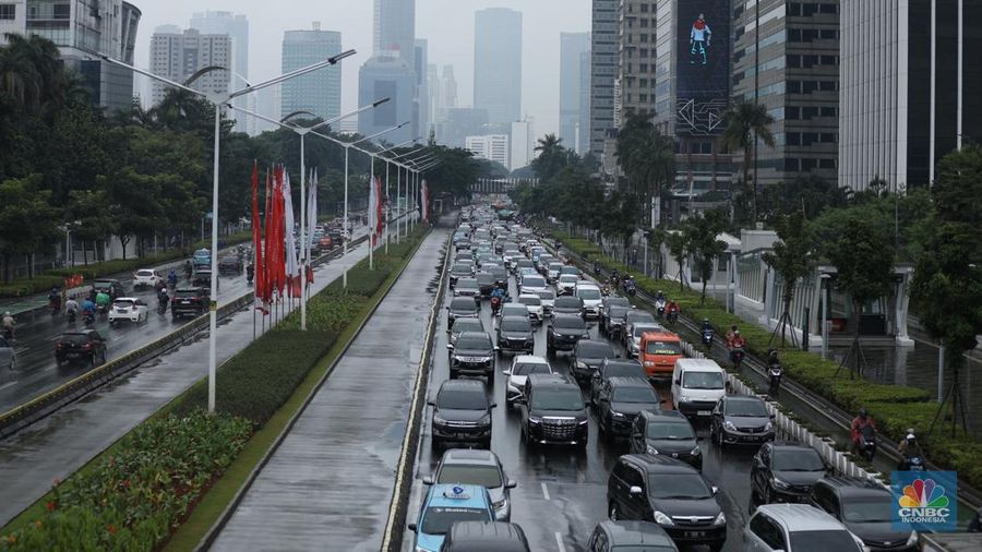 Sejumlah kendaraan terjebak kemacetan di sejumlah wilayah di Jakarta, Rabu (1/1/2023). Sebagian wilayah Jakarta diguyur hujan pagi ini. Sejumlah titik kemacetan mulai terlihati saat jam sibuk.(CNBC Indonesia/Tri Susilo)