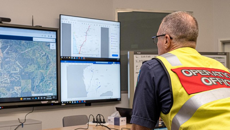 Gambar selebaran menunjukkan kru Departemen Pemadam Kebakaran dan Layanan Darurat mencari kapsul radioaktif dari tambang Rio Tinto setelah menghilang dalam perjalanan 1400 km melintasi pedalaman, di Australia dalam gambar ini diperoleh pada 28 Januari 2023. (AAP Image/Department Of Fire And Emergency Services/Handout via REUTERS)