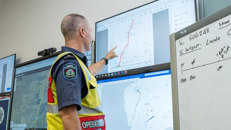 Gambar selebaran menunjukkan kru Departemen Pemadam Kebakaran dan Layanan Darurat mencari kapsul radioaktif dari tambang Rio Tinto setelah menghilang dalam perjalanan 1400 km melintasi pedalaman, di Australia dalam gambar ini diperoleh pada 28 Januari 2023. (AAP Image/Department Of Fire And Emergency Services/Handout via REUTERS)