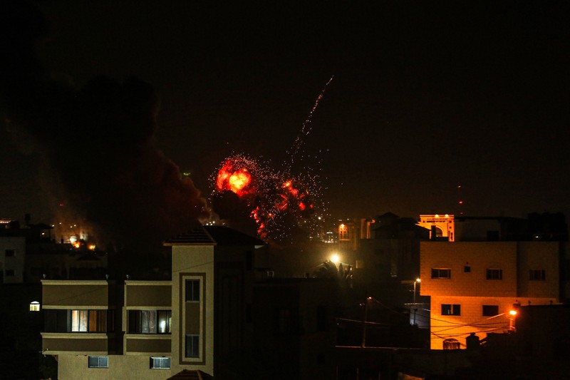 Asap dan api mengepul di sekitar wilayah milik kelompok perlawanan Palestina, akibat serangan udara Israel atas Kota Gaza, Gaza pada 2 Februari 2023. (Ali Jadallah/Anadolu Agency via Getty Images)